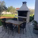 2 Mit Schwimmbad Und Garten By Interhome * Sveti Filip i Jakov