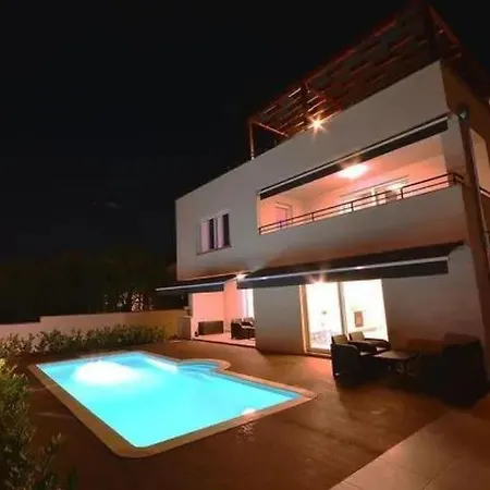 2 Mit Schwimmbad Und Garten By Interhome Daire