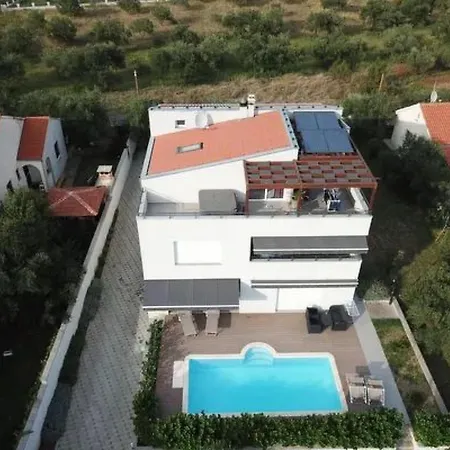 2 Mit Schwimmbad Und Garten By Interhome