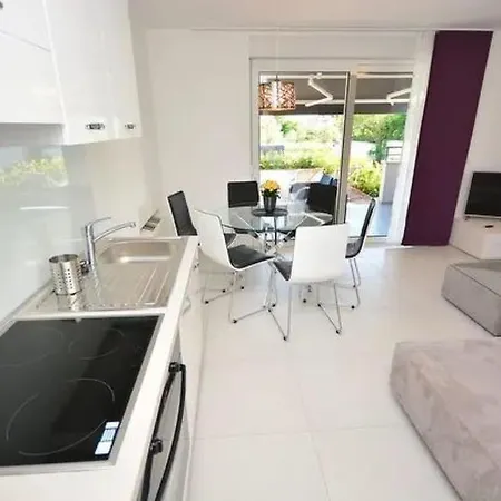 2 Mit Schwimmbad Und Garten By Interhome *