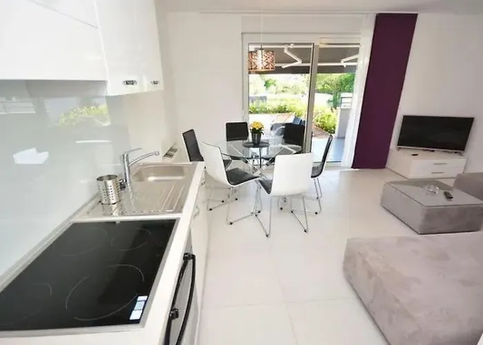 2 Mit Schwimmbad Und Garten By Interhome *